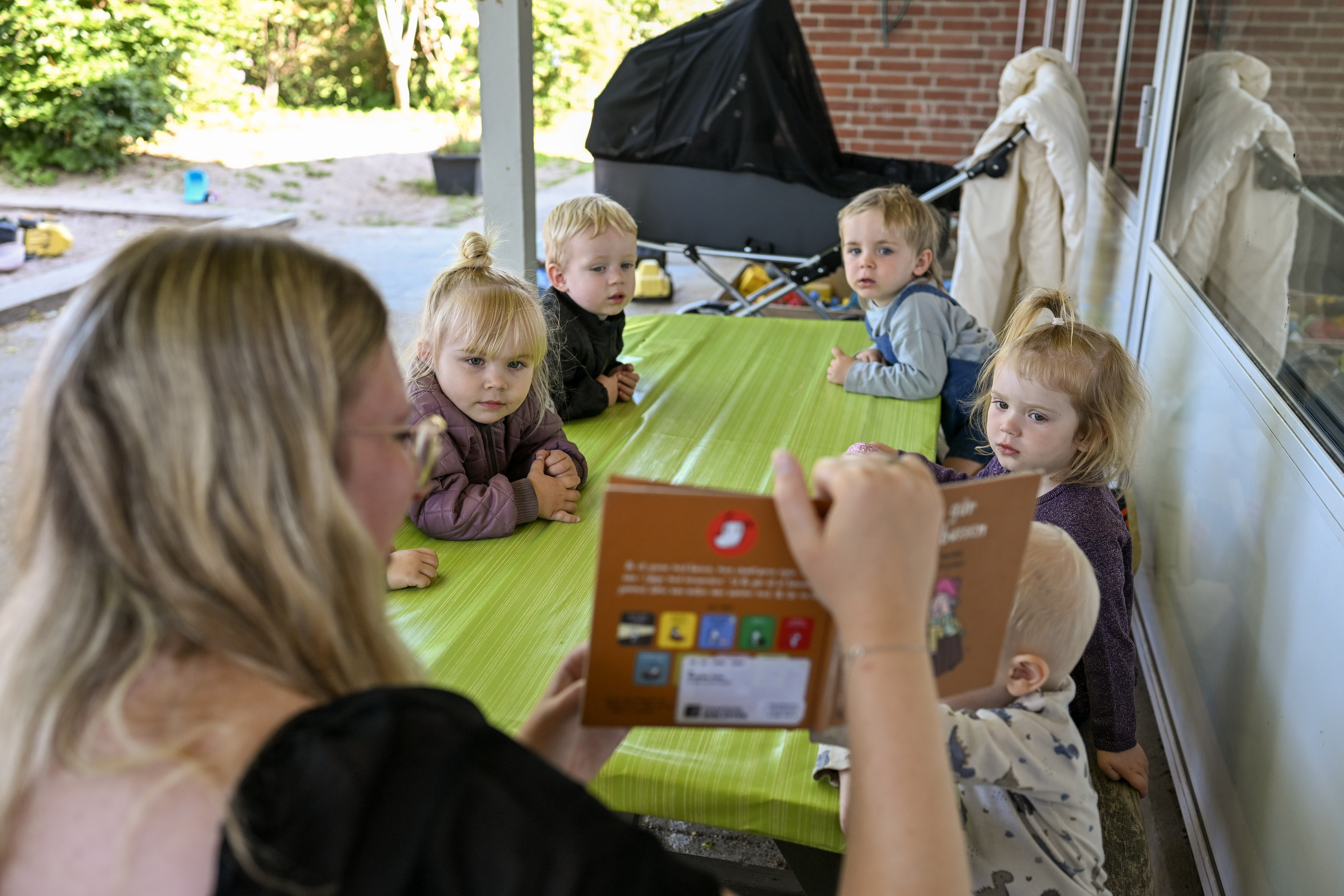 Børn og voksen læser