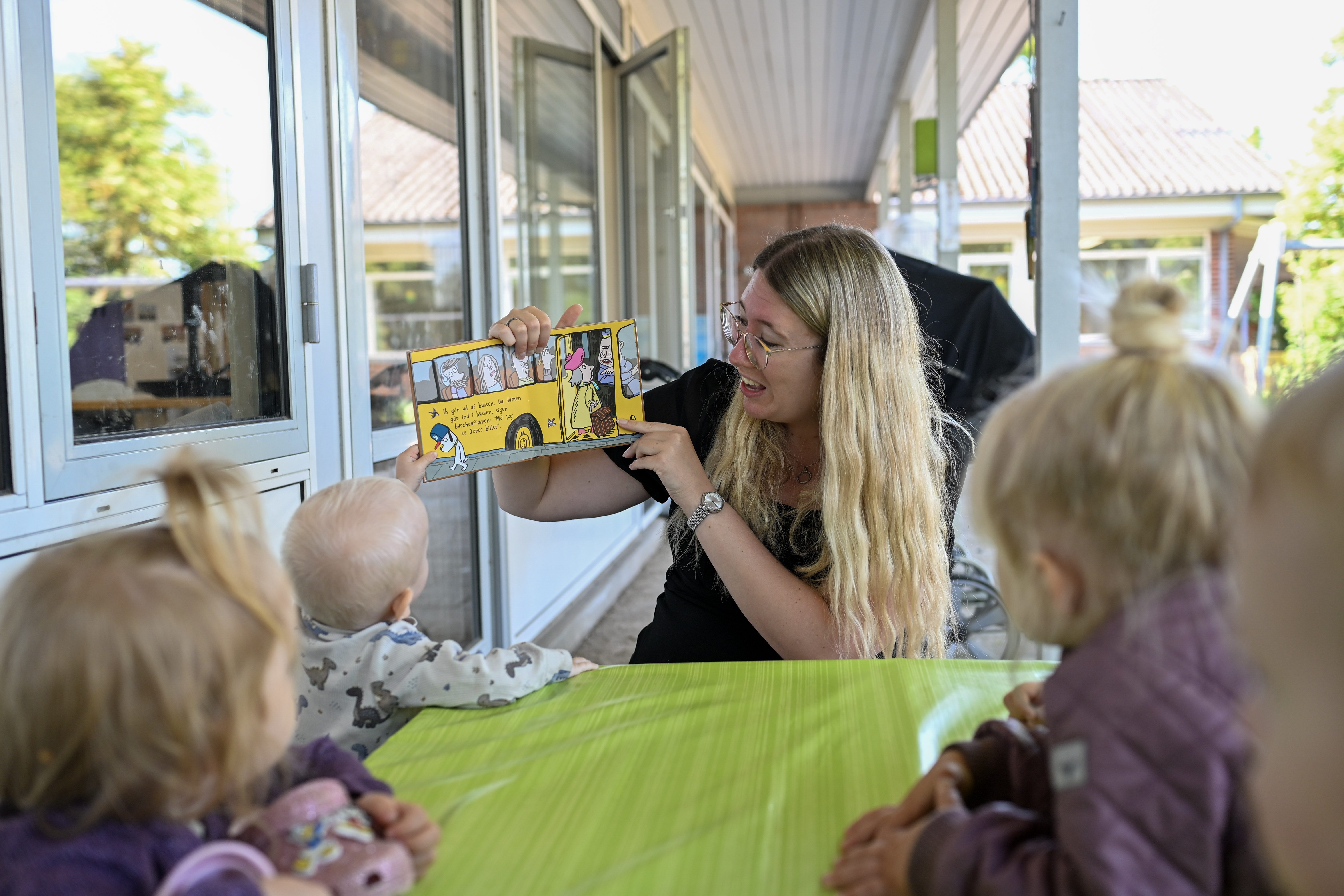 Børn og voksen læser