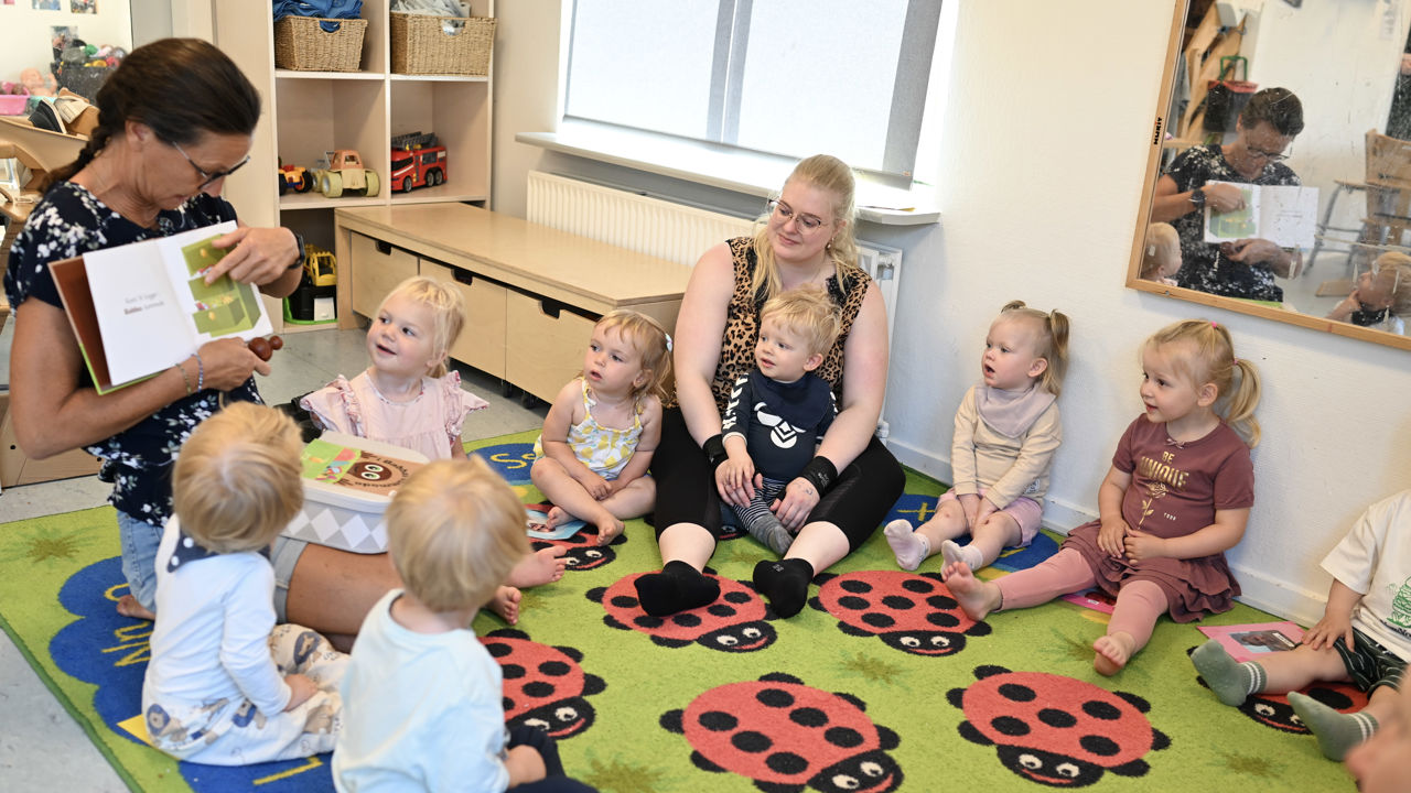 Vuggestuebørn holder samling