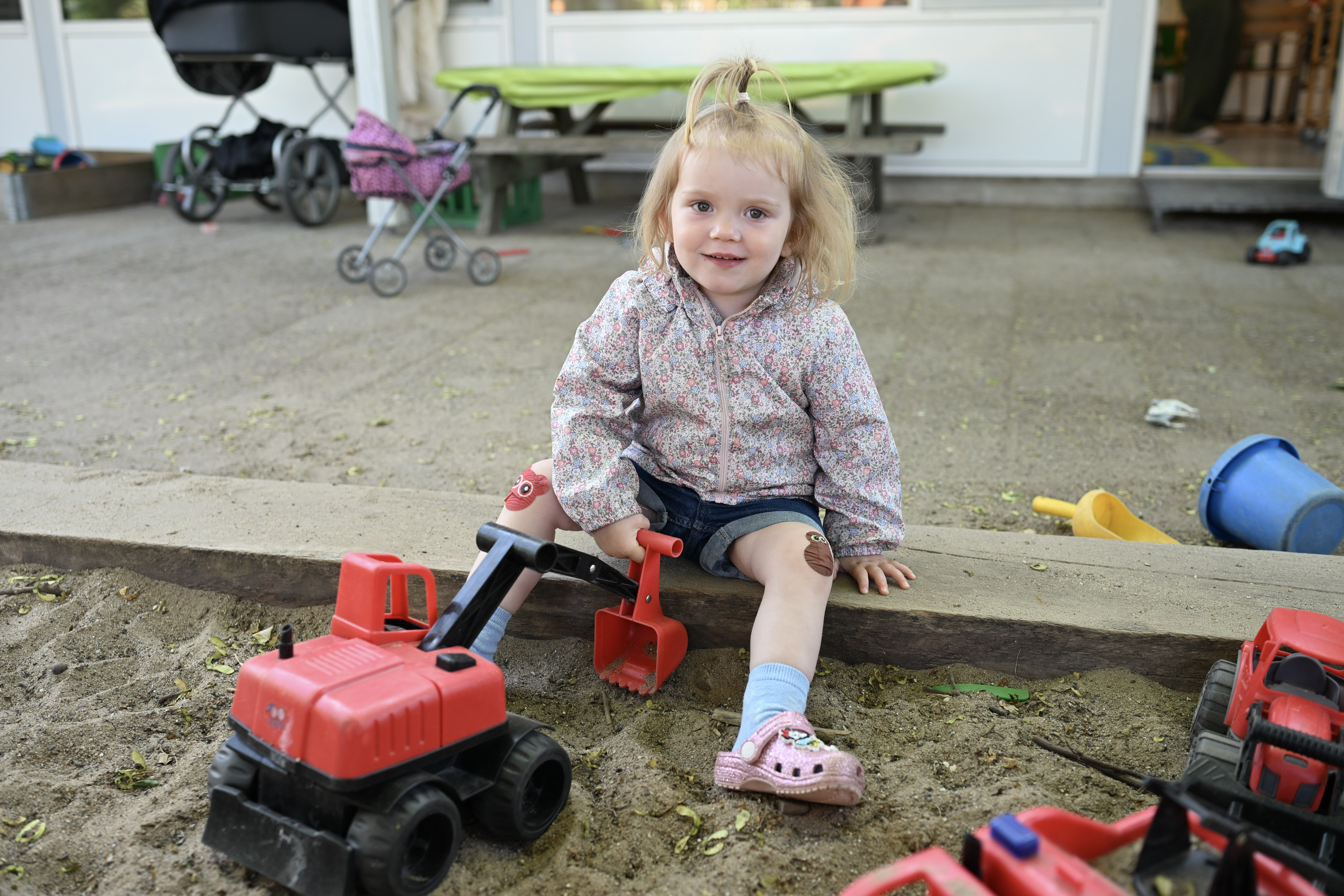 Barn leger i sandkasse