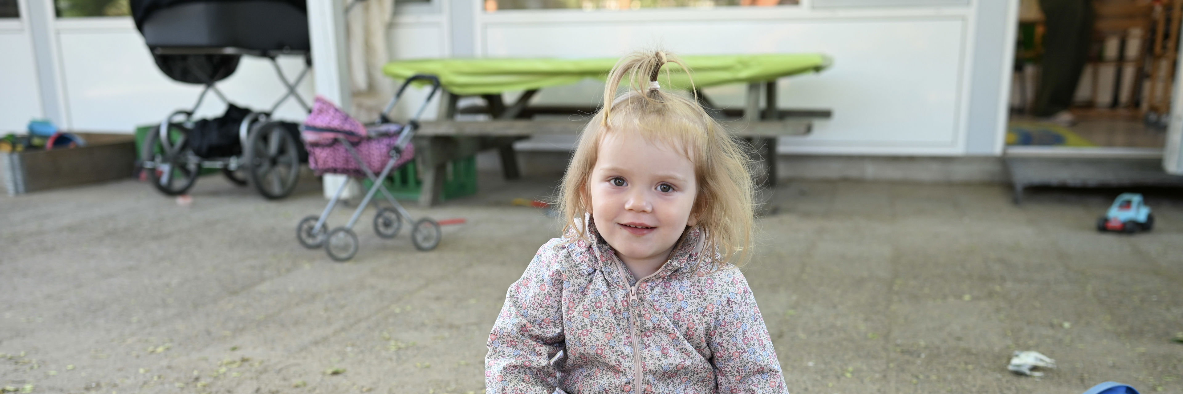 Barn leger i sandkasse