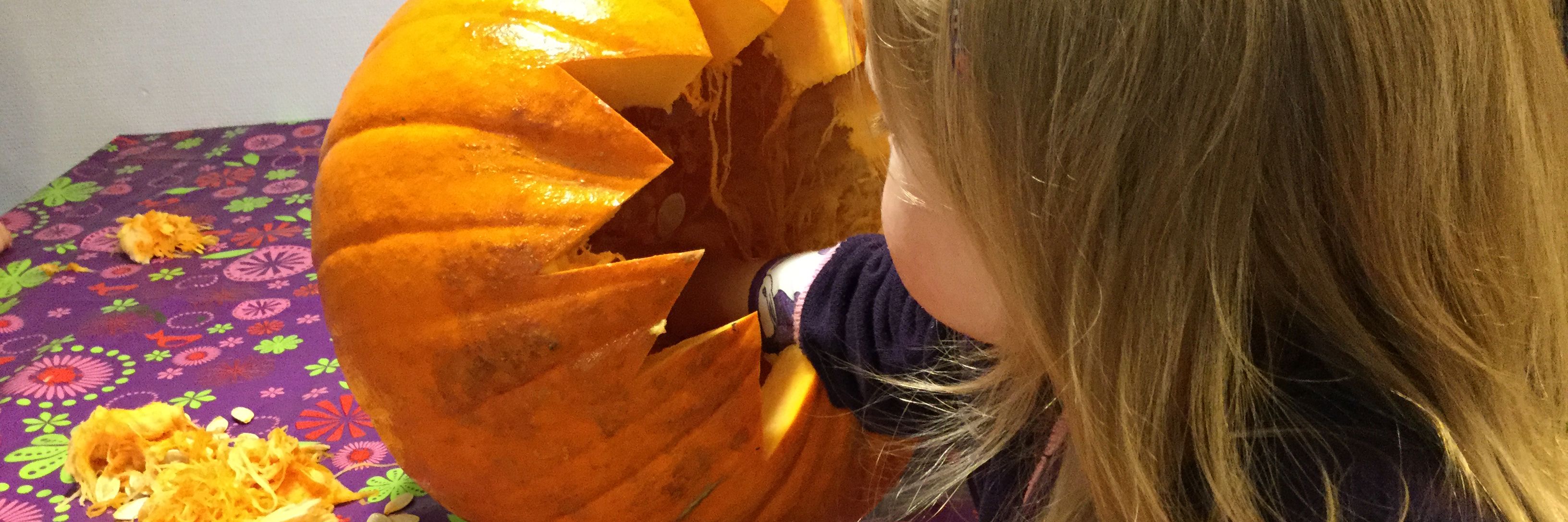 Barn med græskar i Børnehuset Svalereden