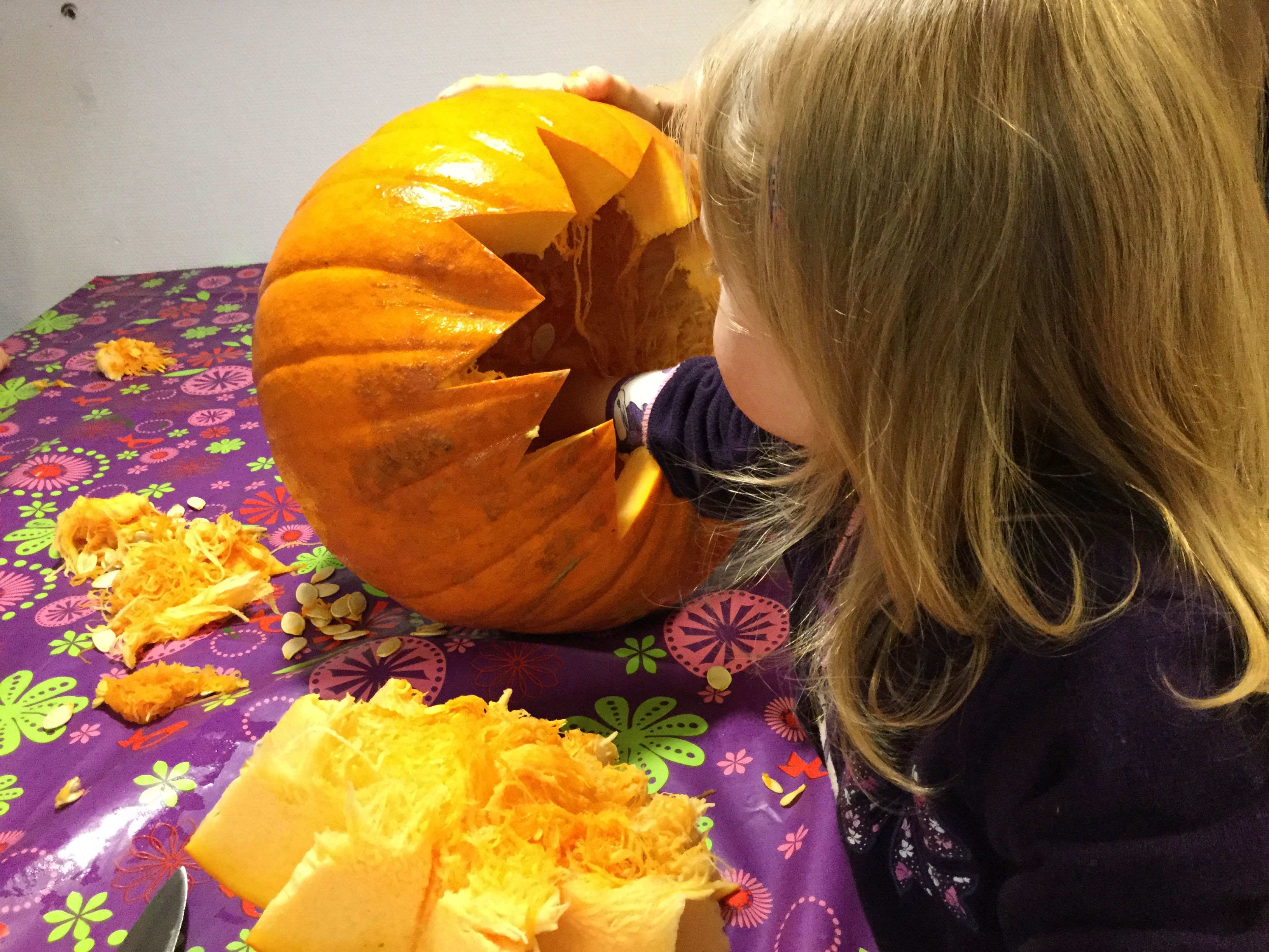 Barn med græskar i Børnehuset Svalereden