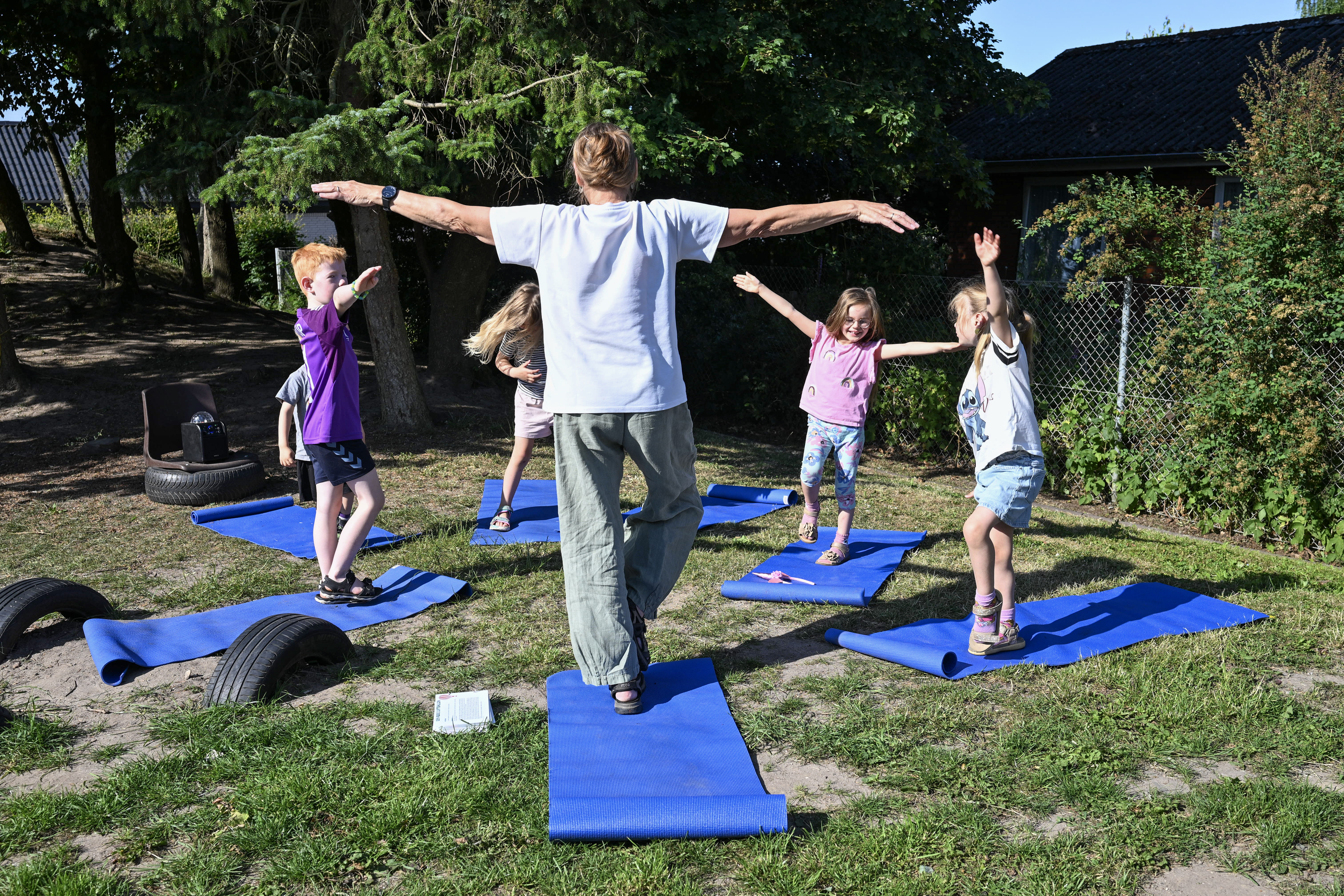 Børn og voksen dyrker yoga