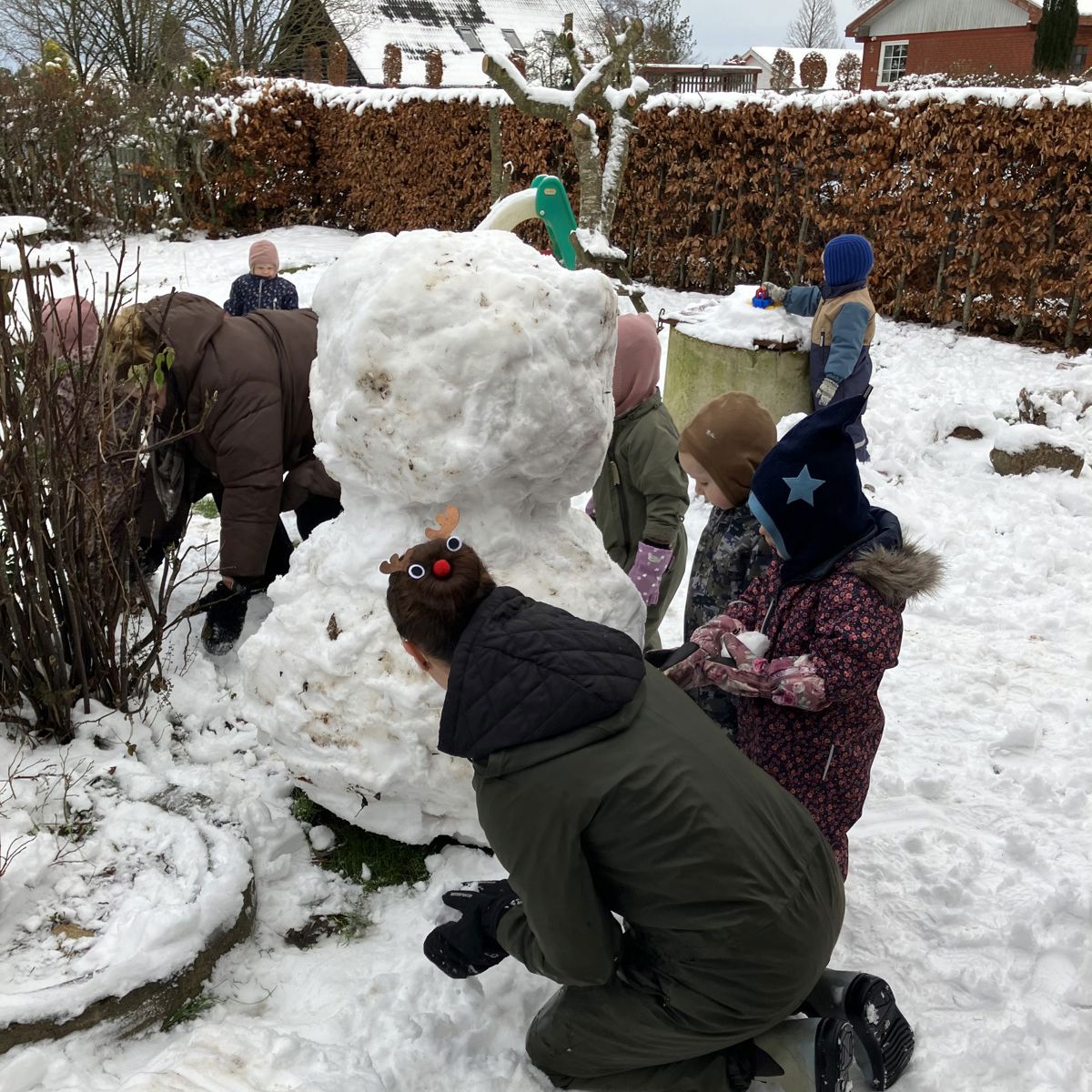 Pædagog og børn i Børnehuset Svalereden