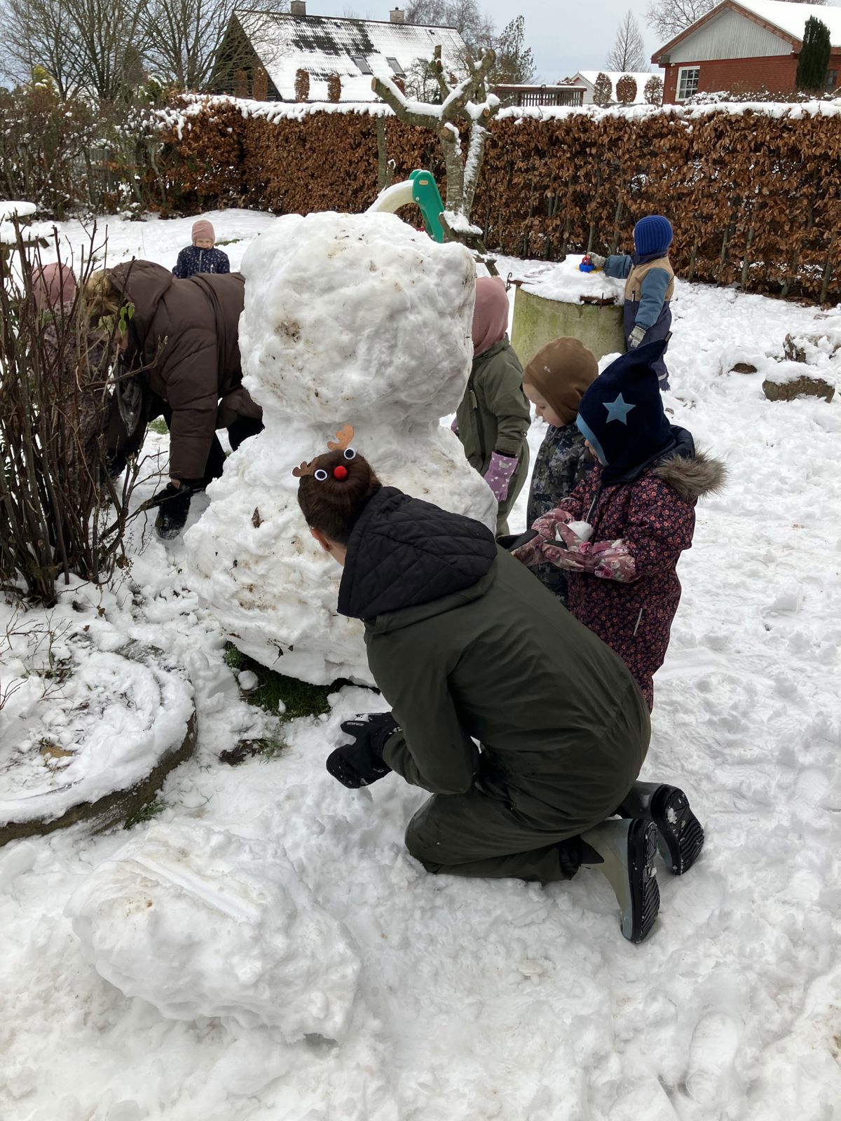 Pædagog og børn i Børnehuset Svalereden
