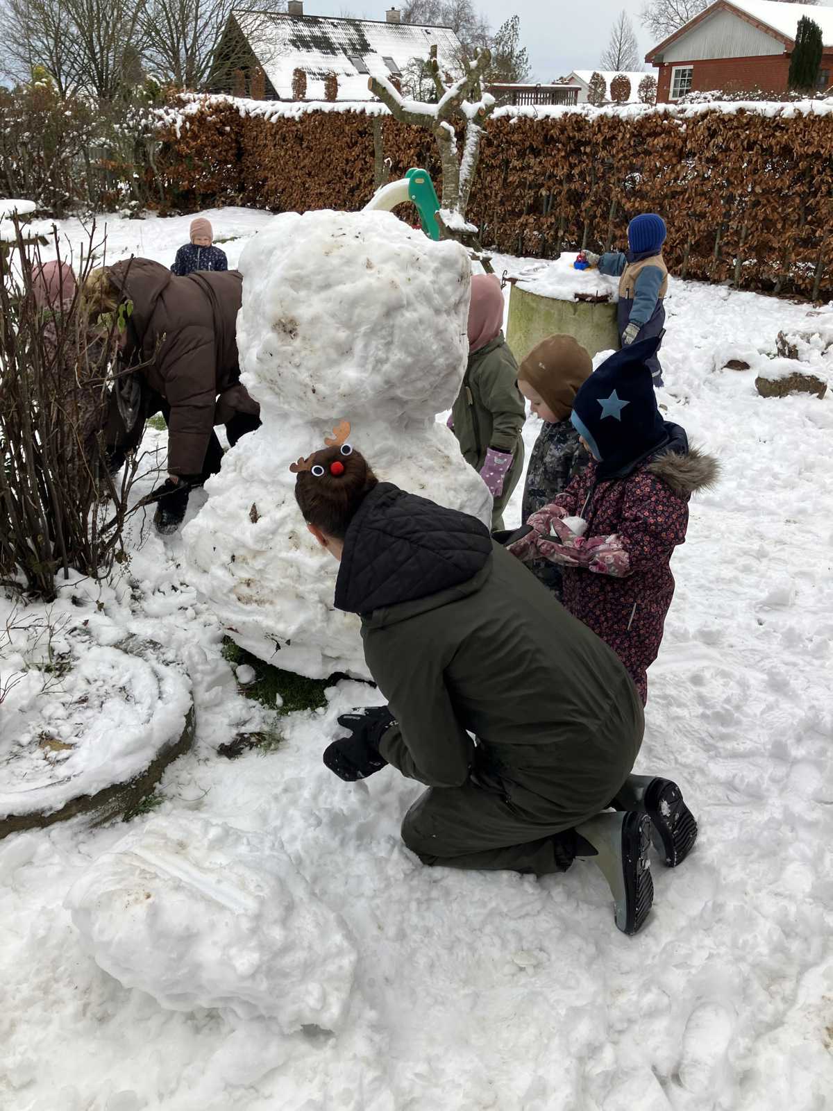 Pædagog og børn i Børnehuset Svalereden