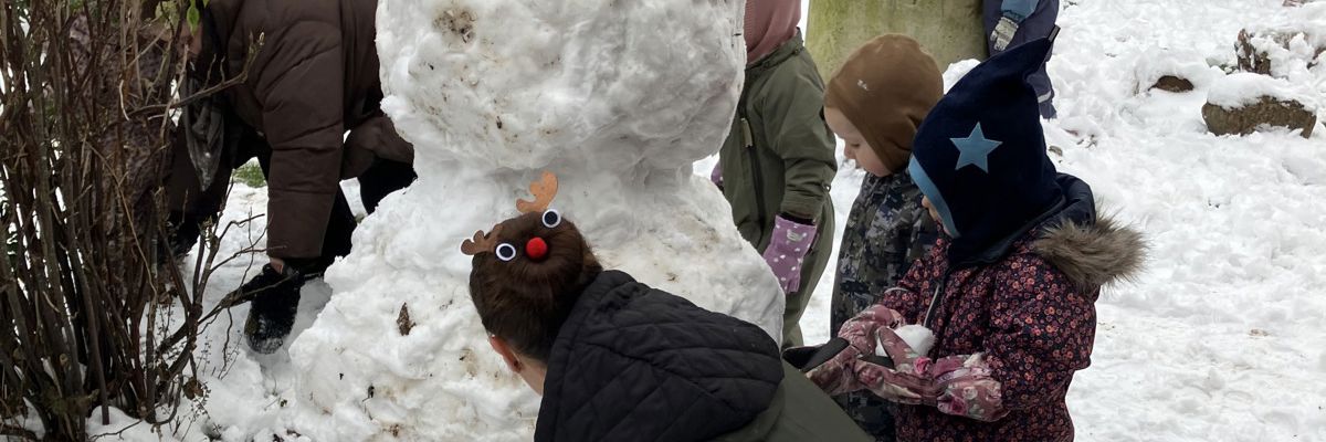 Pædagog og børn i Børnehuset Svalereden
