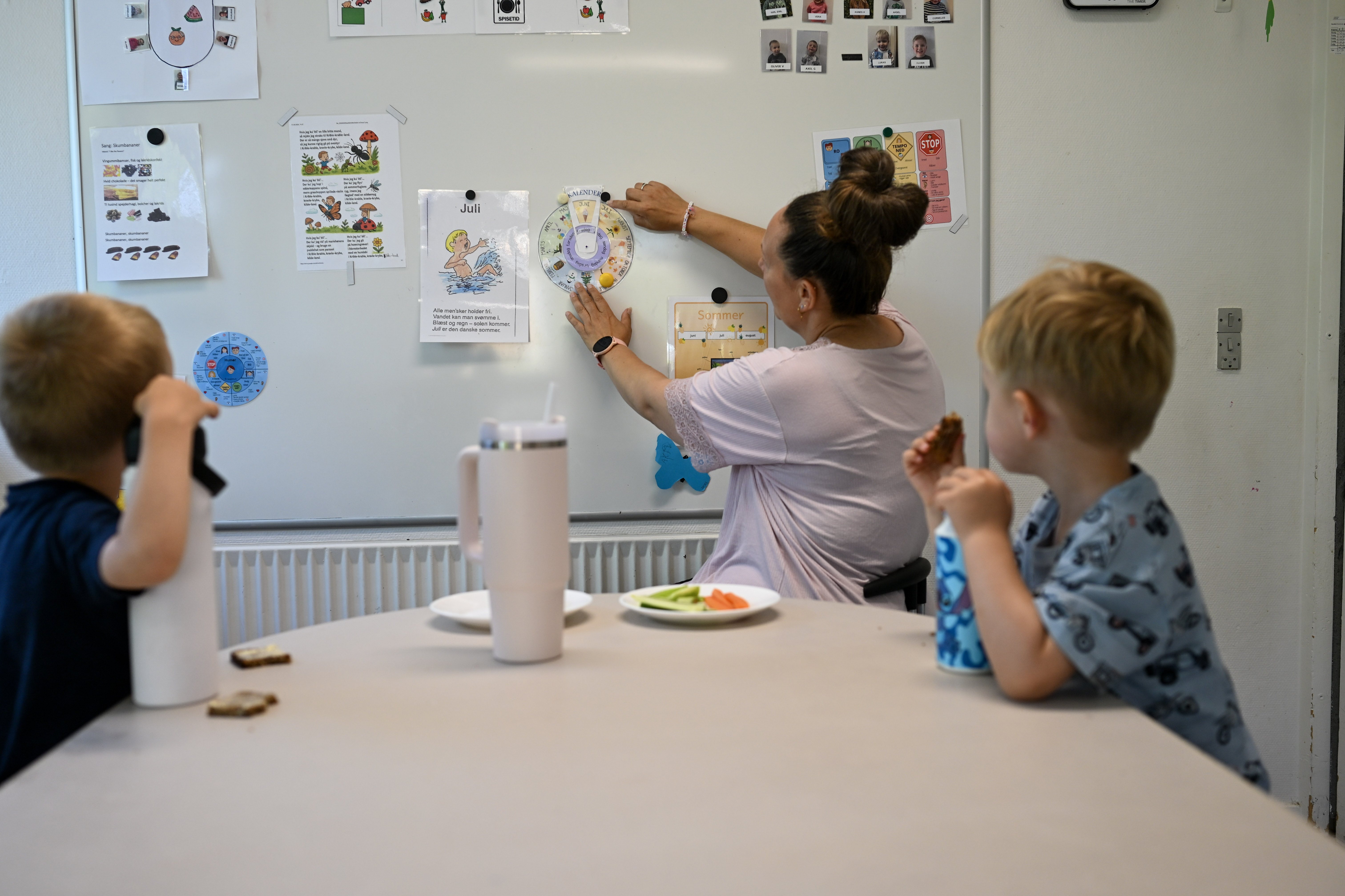 To børn lærer om årstider