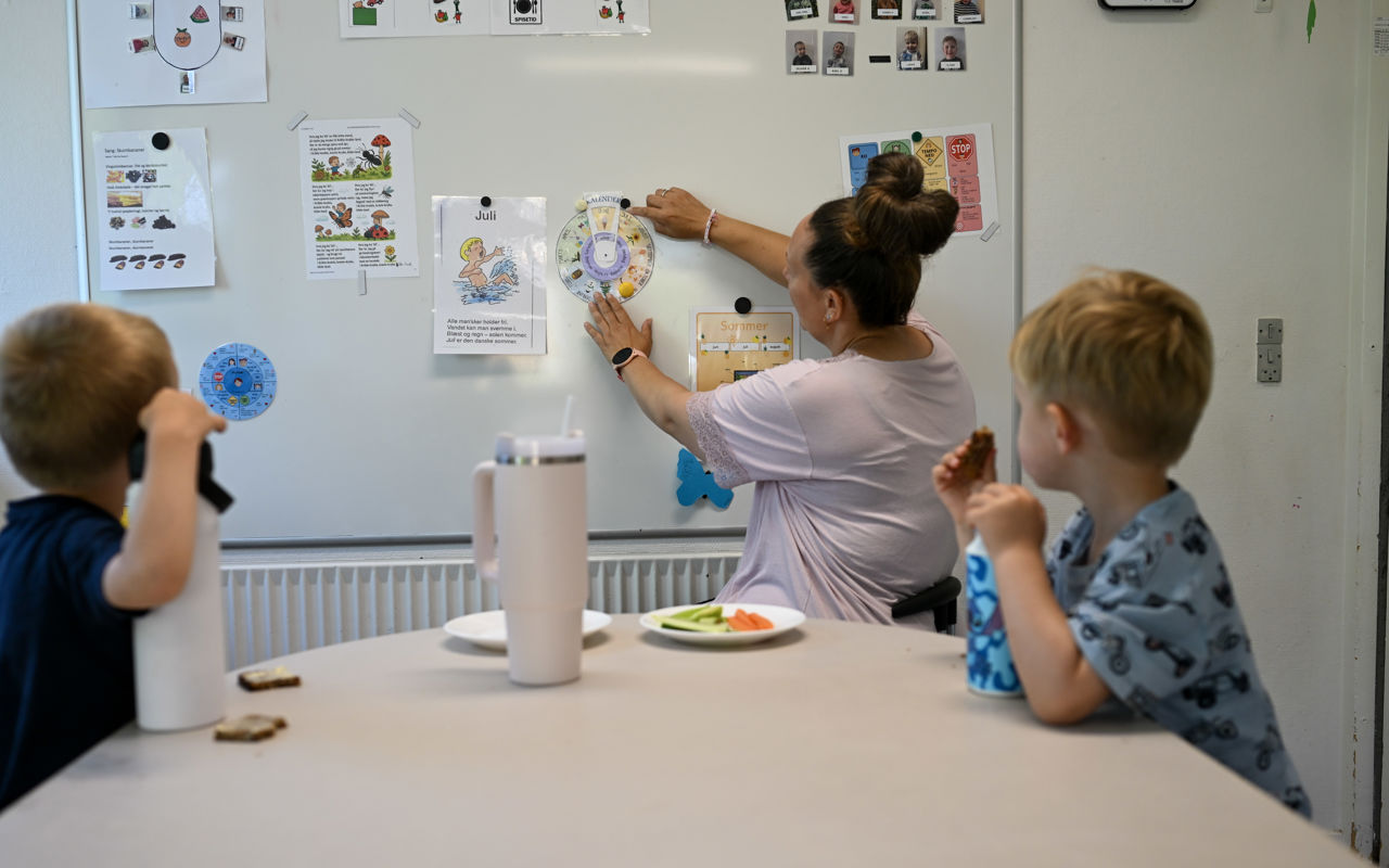 To børn lærer om årstider