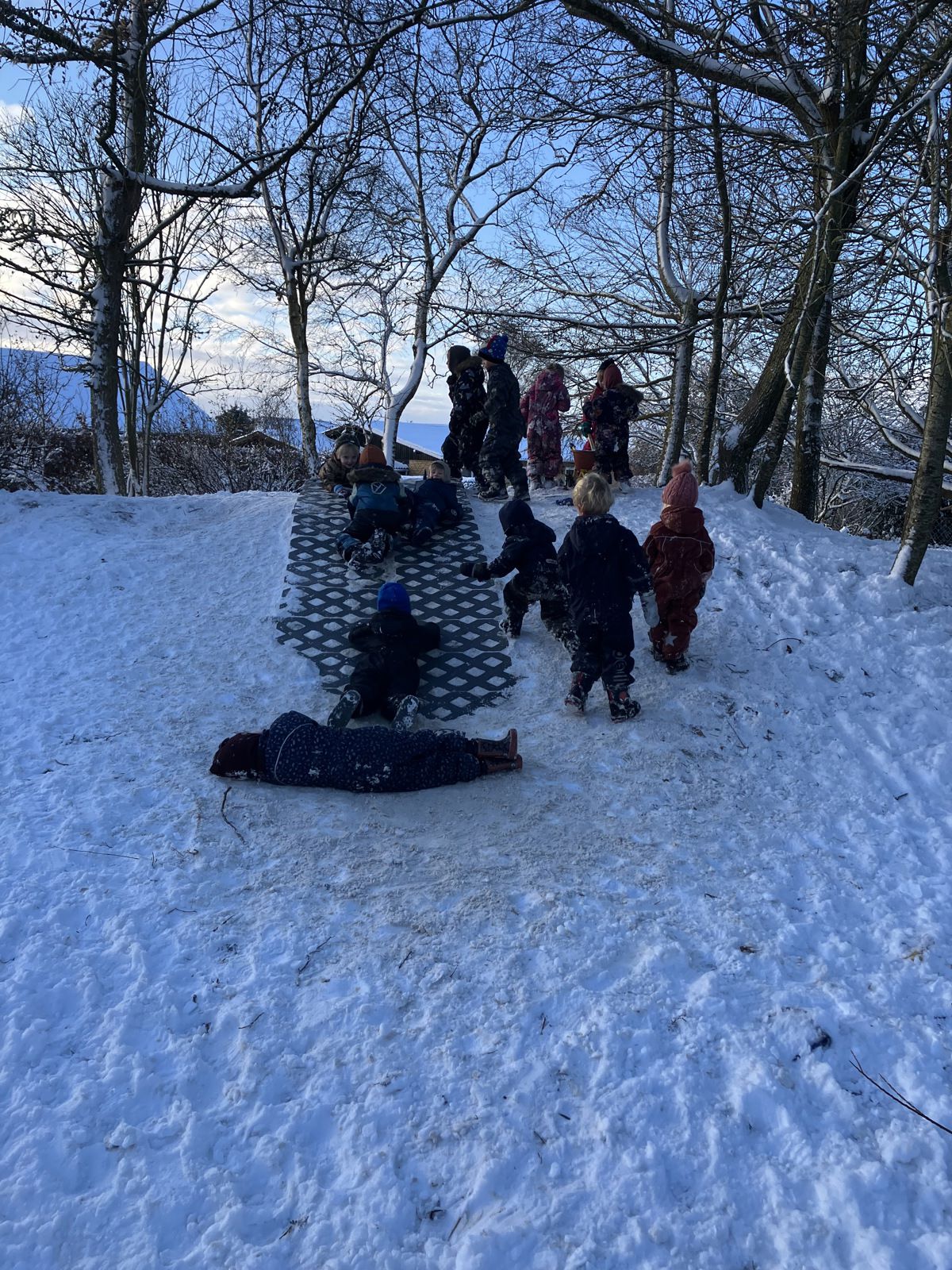 Børn leger i sne i Børnehuset Svalereden