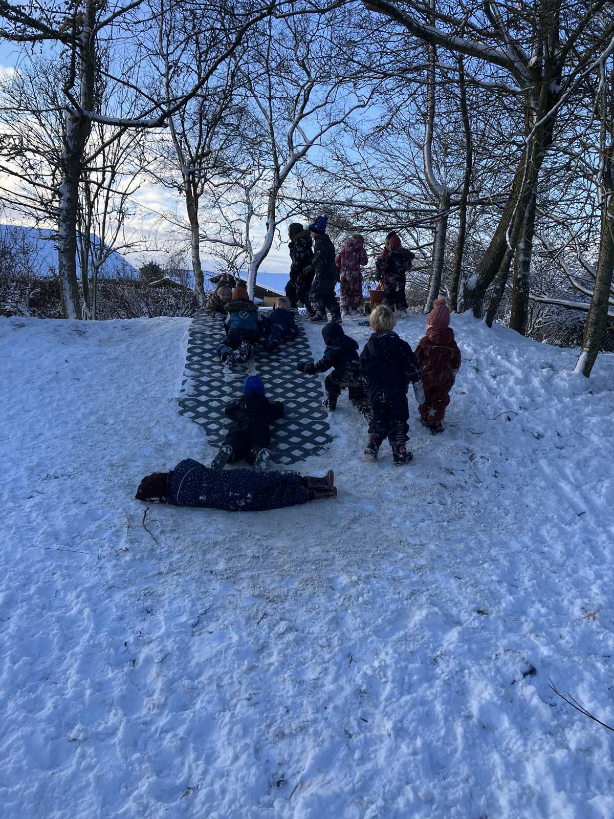 Børn leger i sne i Børnehuset Svalereden
