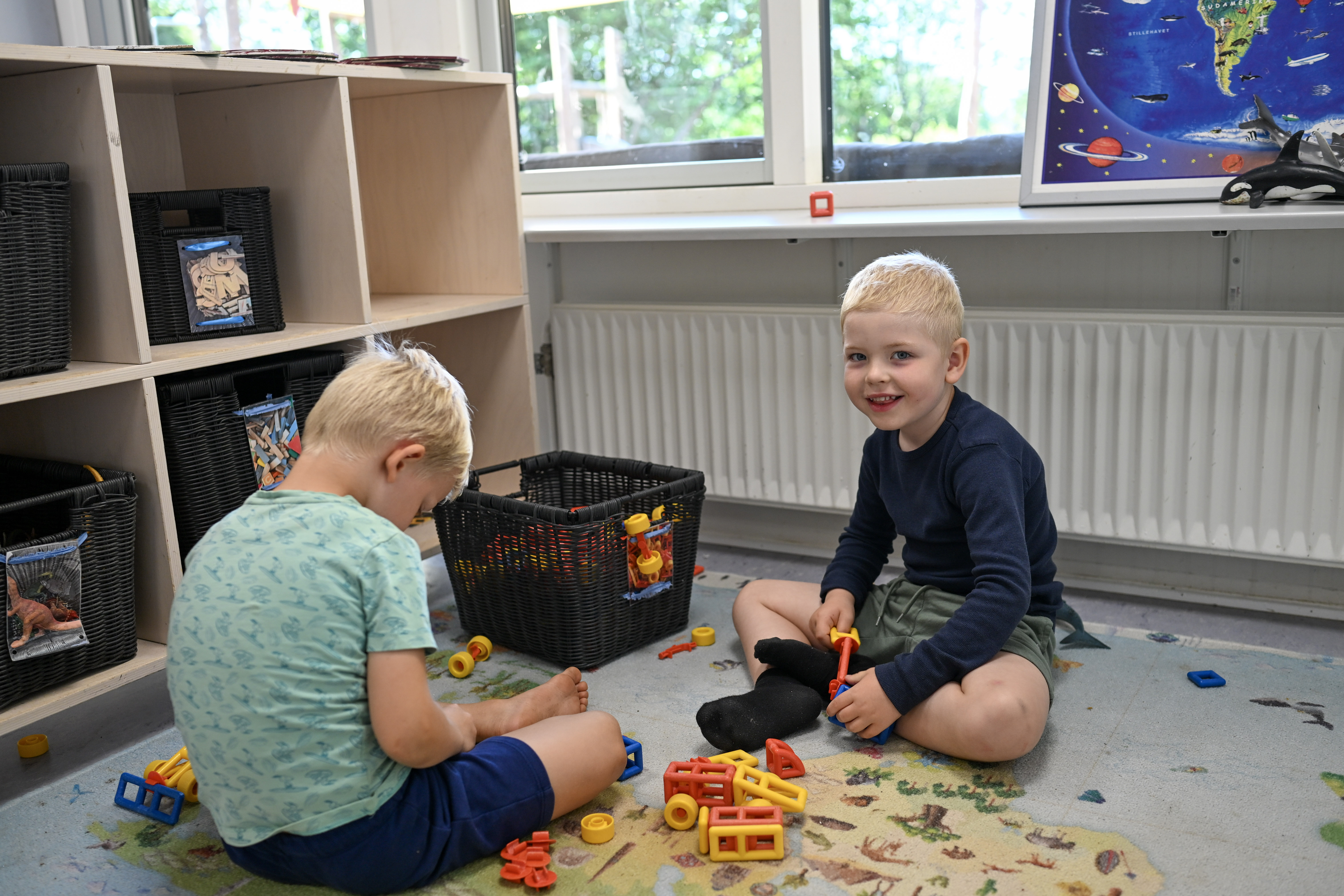To drenge leger indenfor