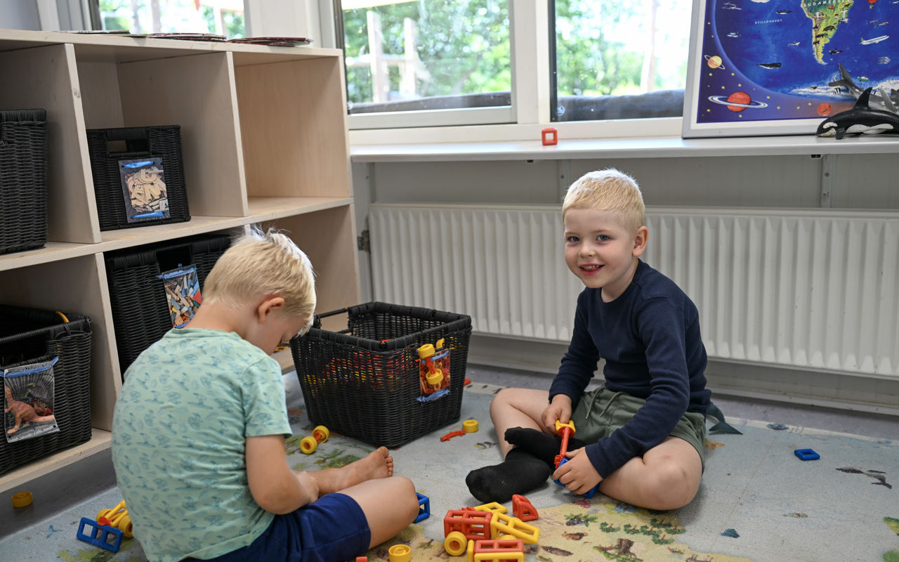 To drenge leger indenfor