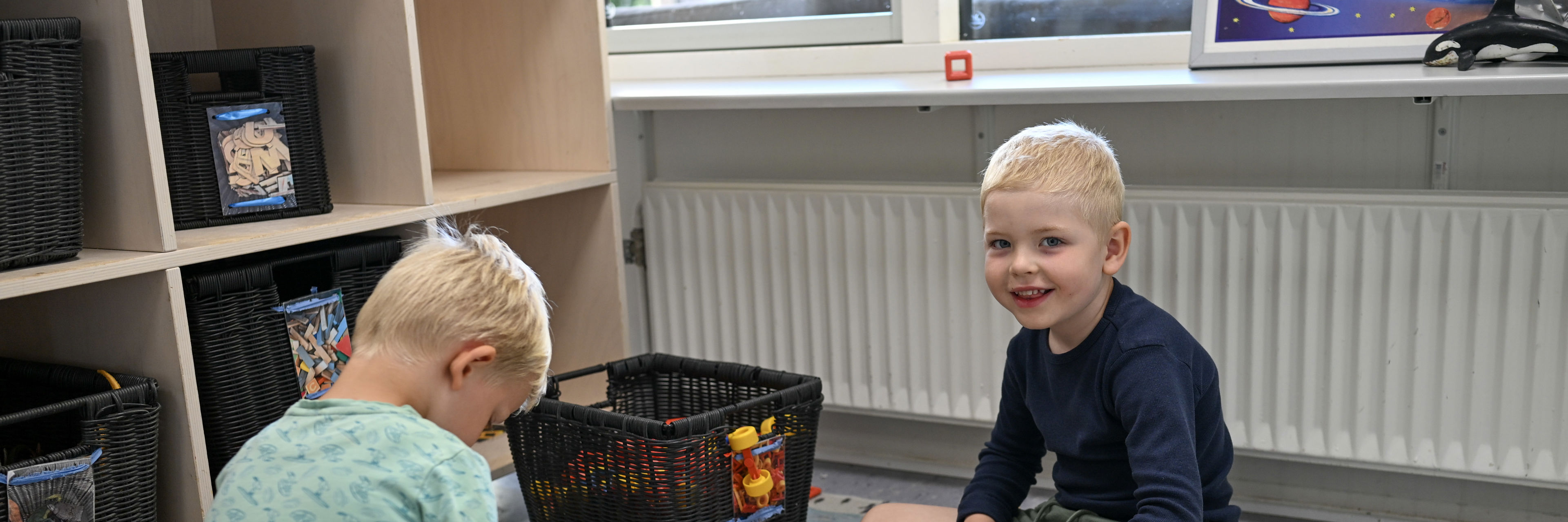 To drenge leger indenfor