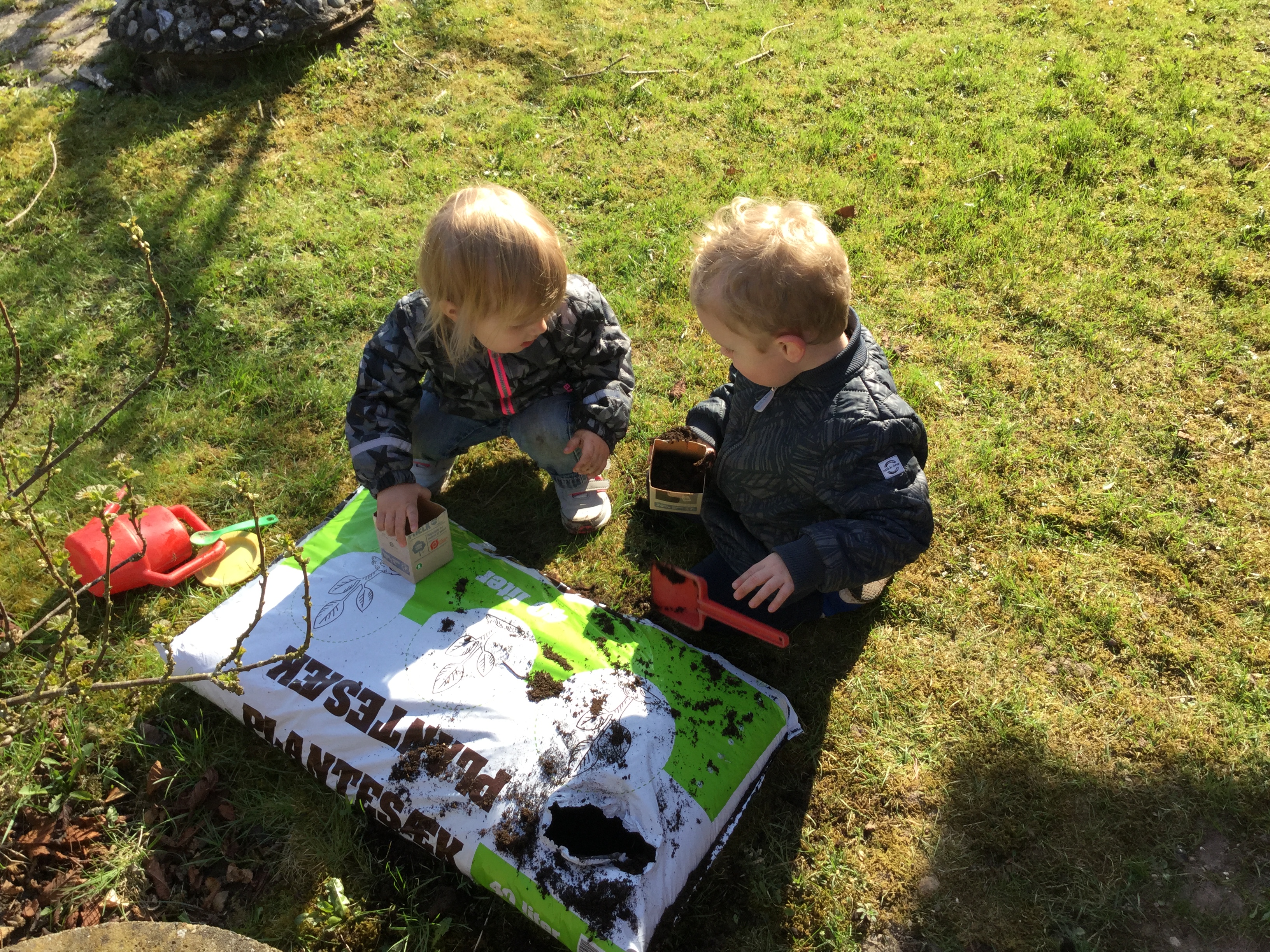 Børn leger med jord i Børnehuset Svalereden