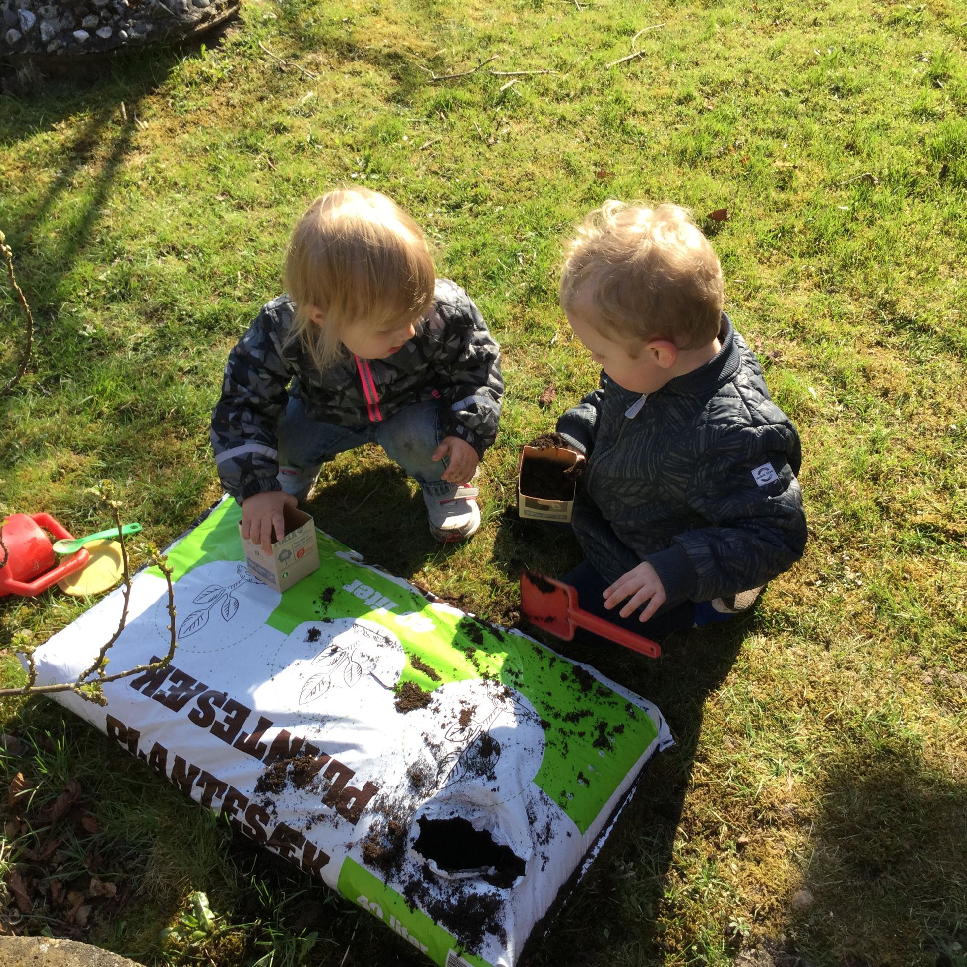 Børn leger med jord i Børnehuset Svalereden