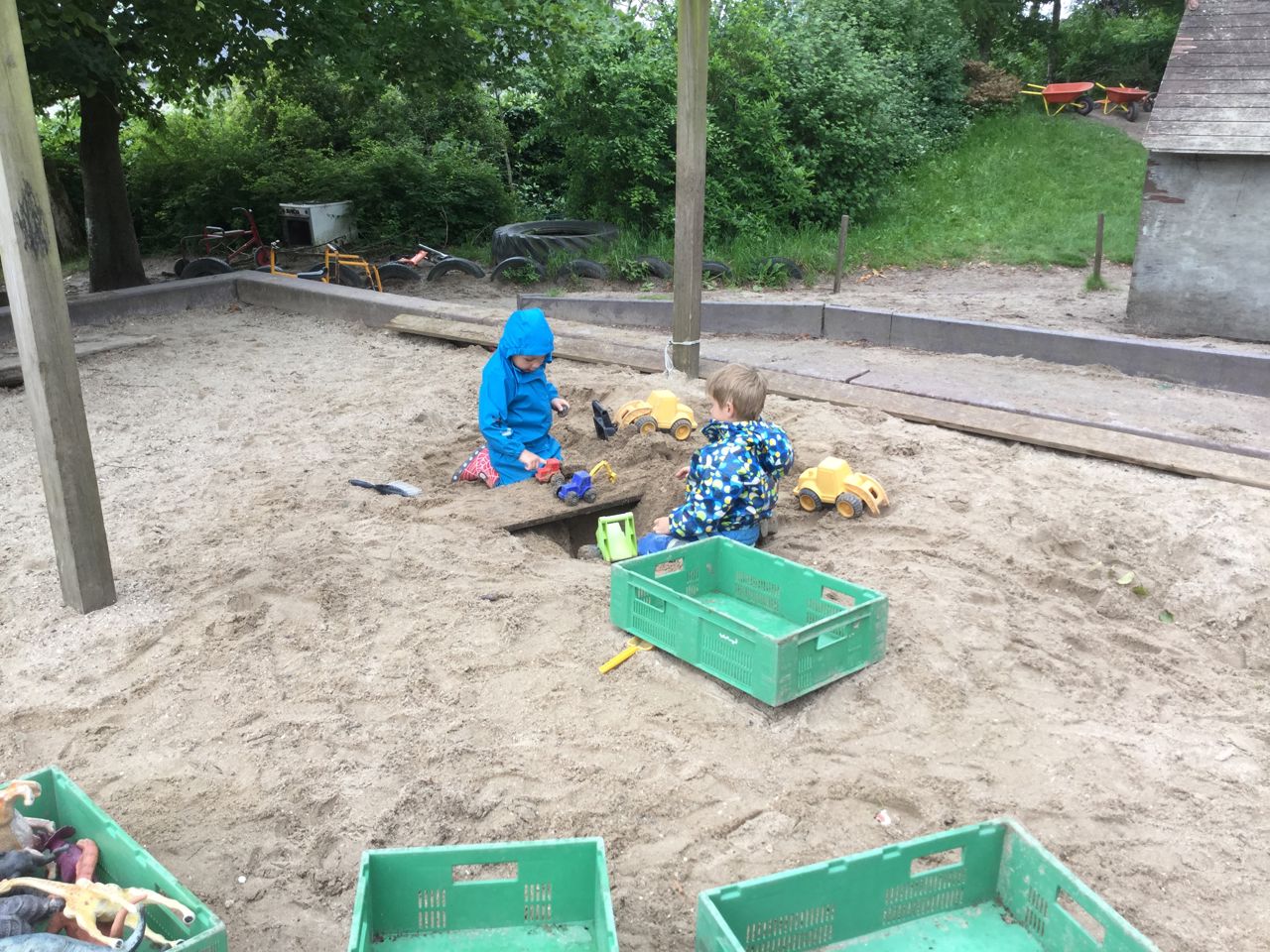 Børn i sandkasse i Børnehuset Svalereden