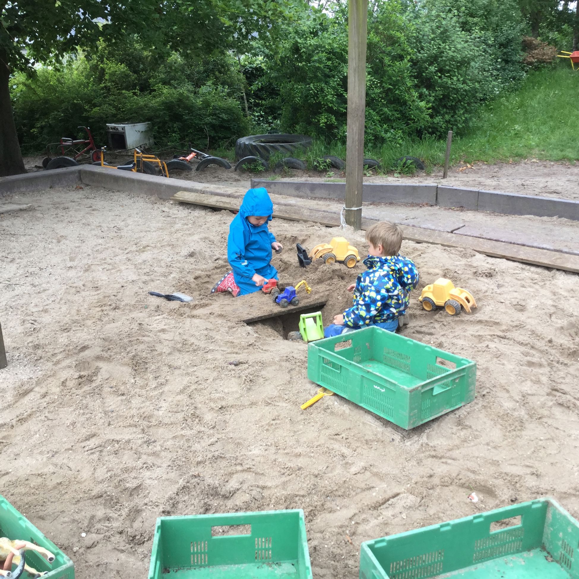 Børn i sandkasse i Børnehuset Svalereden