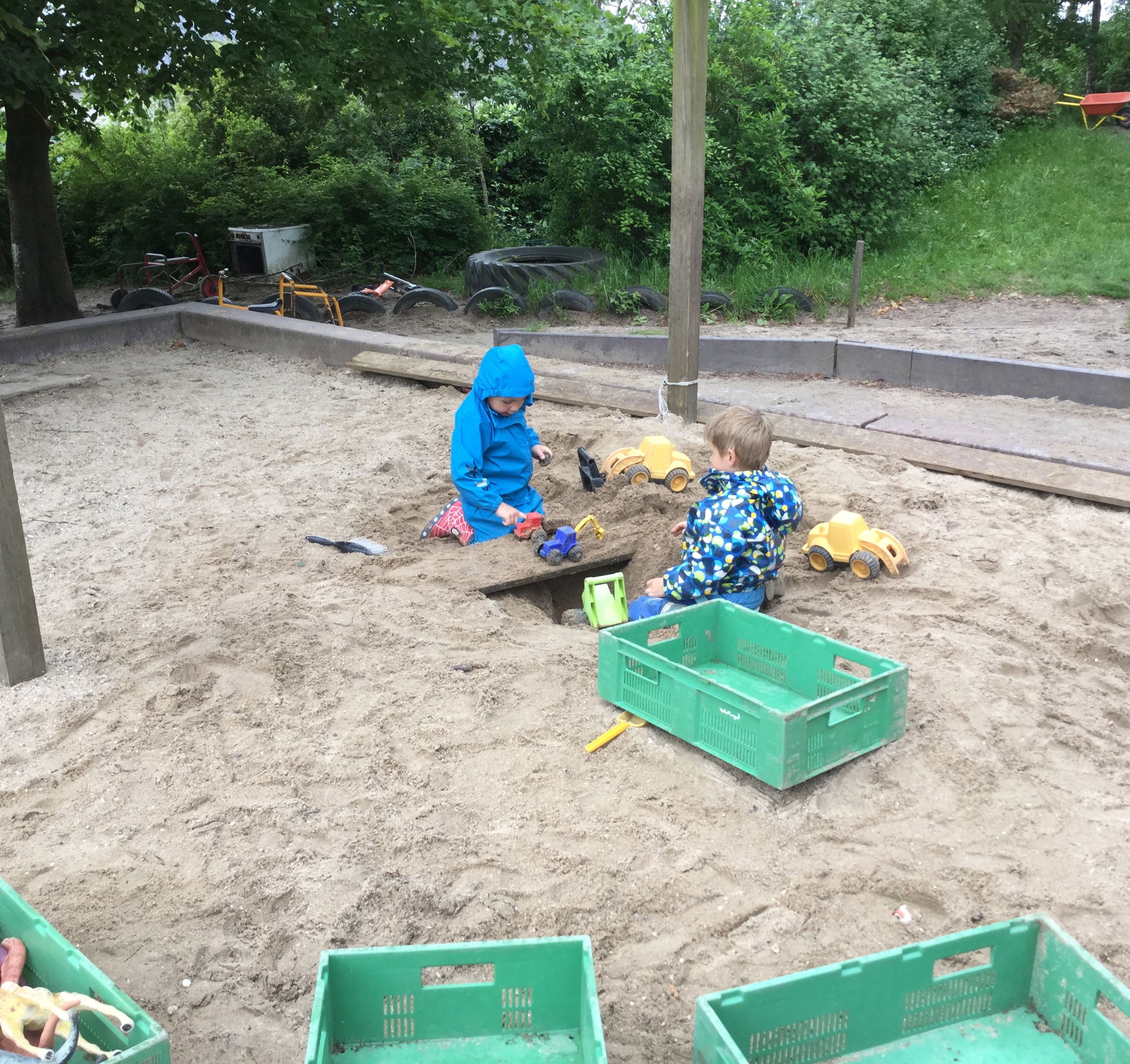 Børn i sandkasse i Børnehuset Svalereden