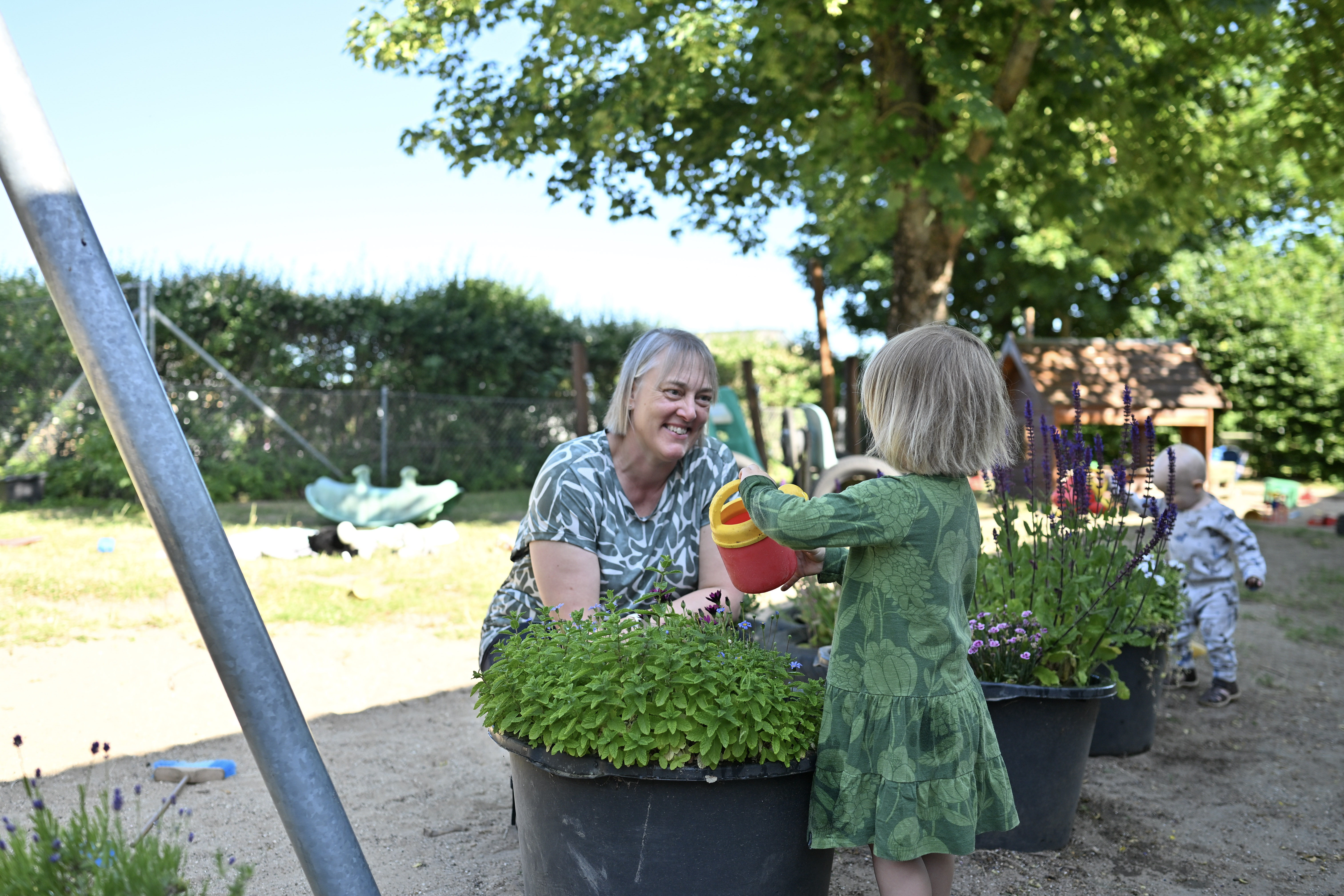 Barn og voksen vander planter