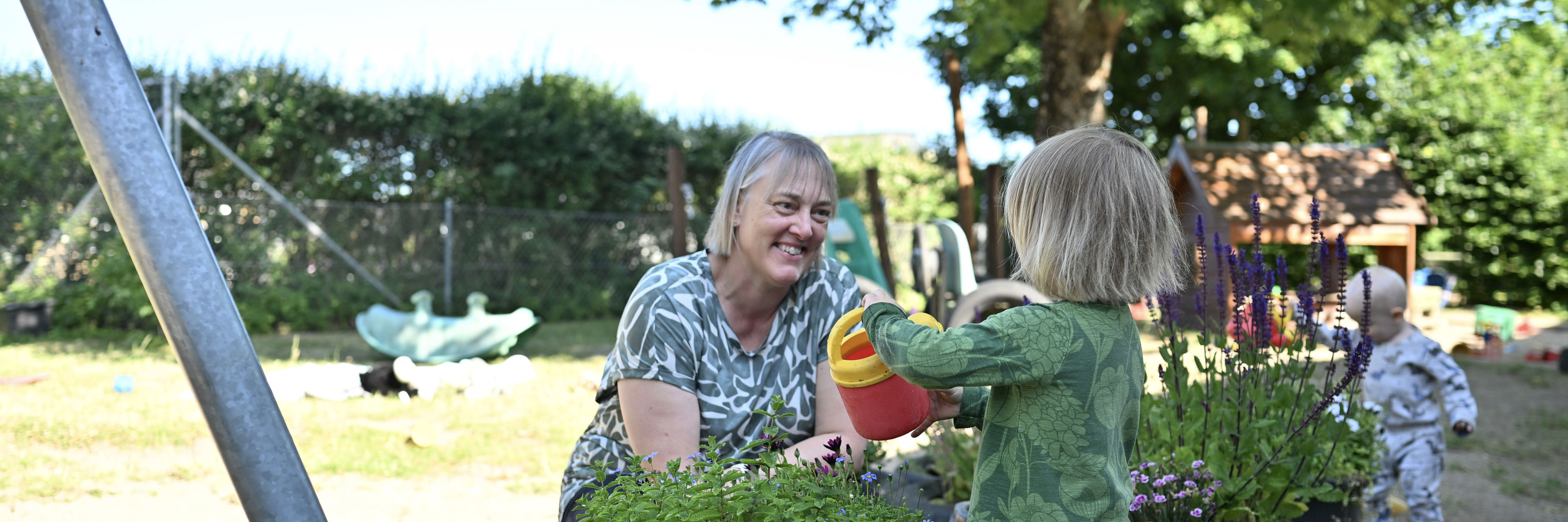 Barn og voksen vander planter