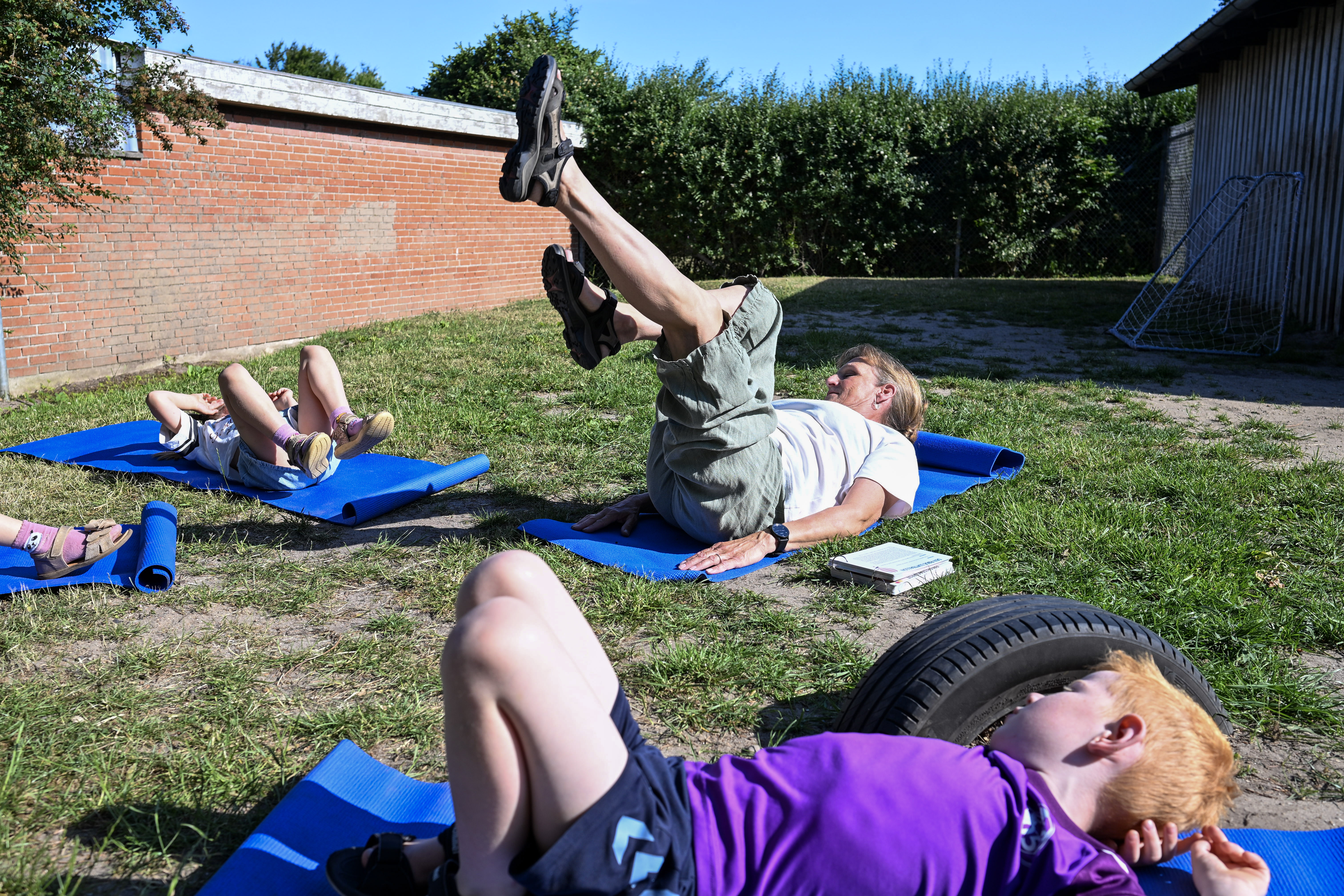 Børn og voksen dyrker yoga